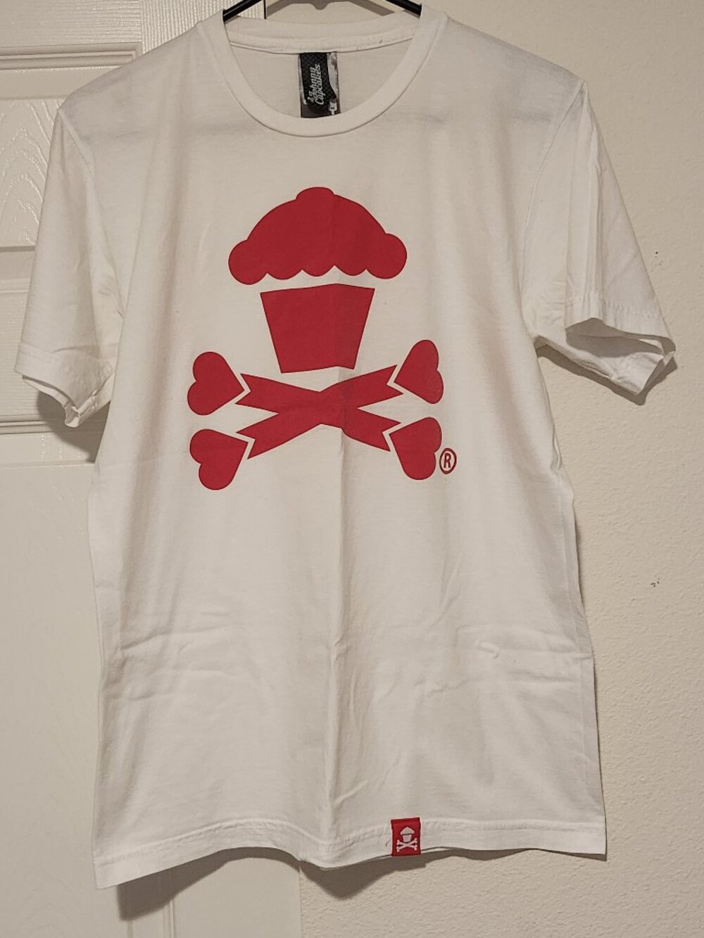 Johnny Cupcakes Classic Logo T-Shirt White Red Heart Crossbones Size M